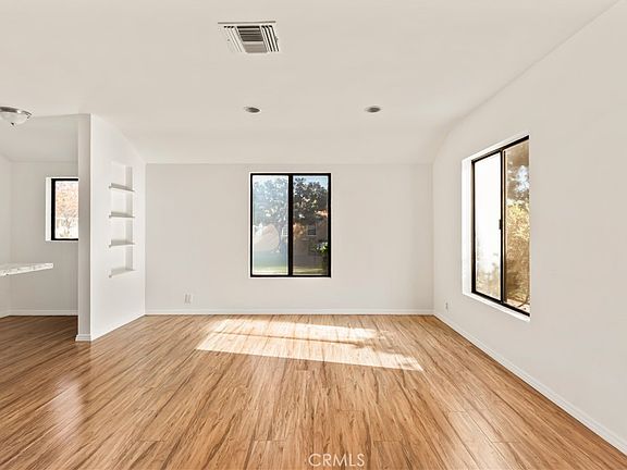 4th image of 531 N Niagara St