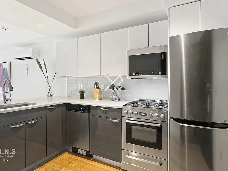 39 E 21st St #2D — Photo 5