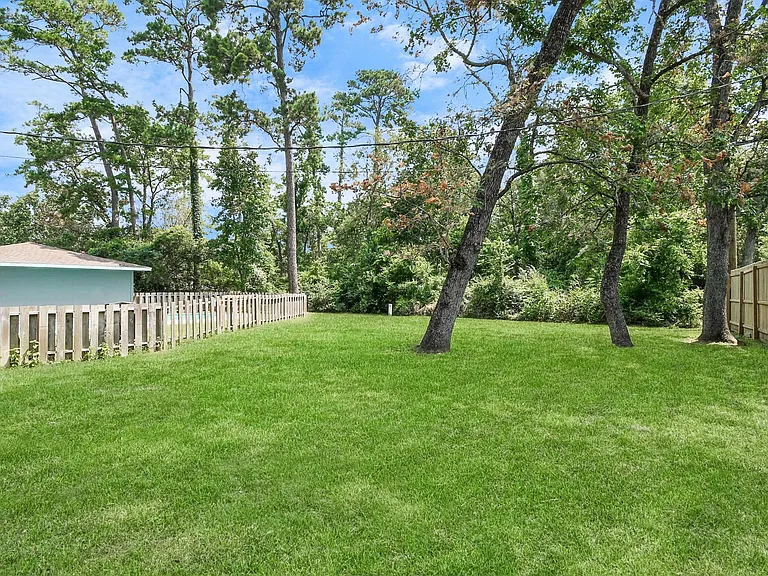 21722 Forest Glade Dr — Photo 32