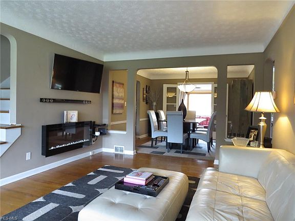 5th image of 2885 Forestview Ave