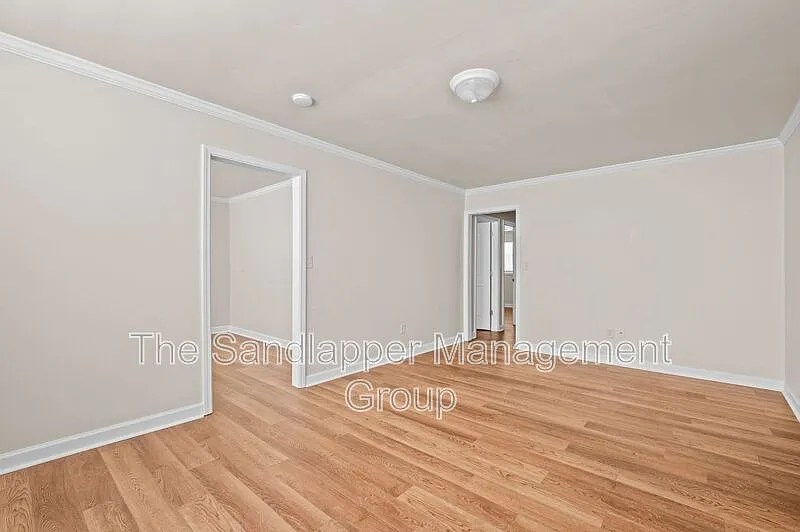 3 bed, 1.0 bath, 1000 sqft, $1,825 — Photo 2