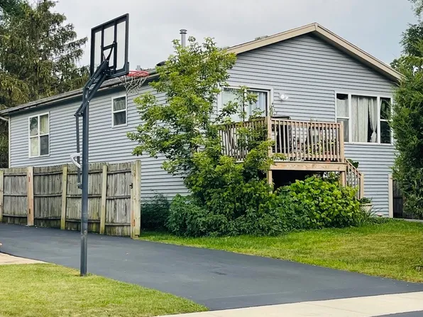 319 Beachview Dr, Round Lake Beach, IL 60073