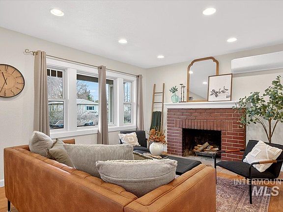 3rd image of 506 N Hillview Dr