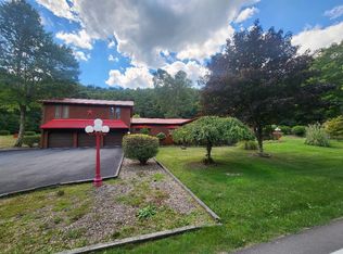 1135 N Sand Branch Rd, Mount Hope, WV 25880