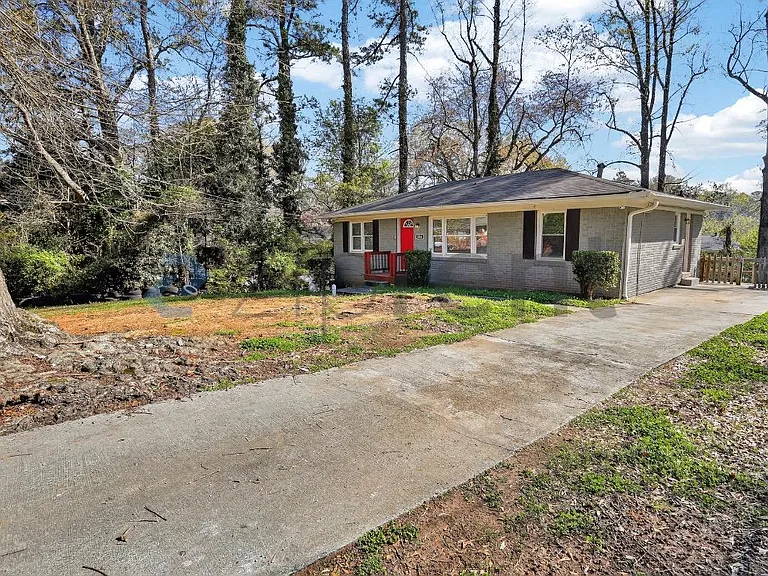586 Oakside Dr SW #B — Photo 2