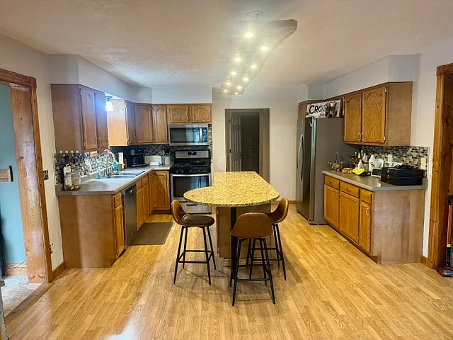 611 N Cascade St — Photo 4