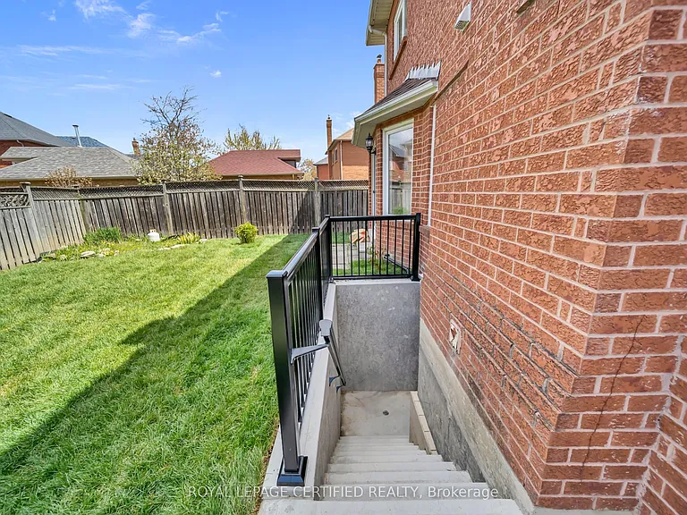 5016 Natkarni Cres #LOWER — Photo 3