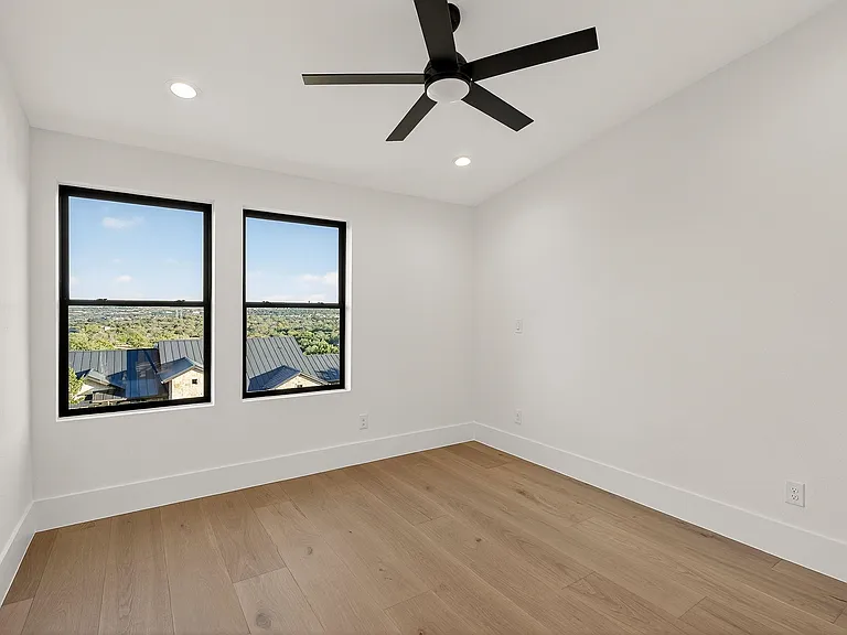 402 Emerald Way — Photo 30