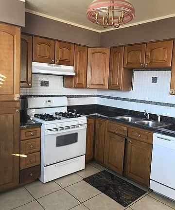 3rd image of 837 E Elmwood Ave