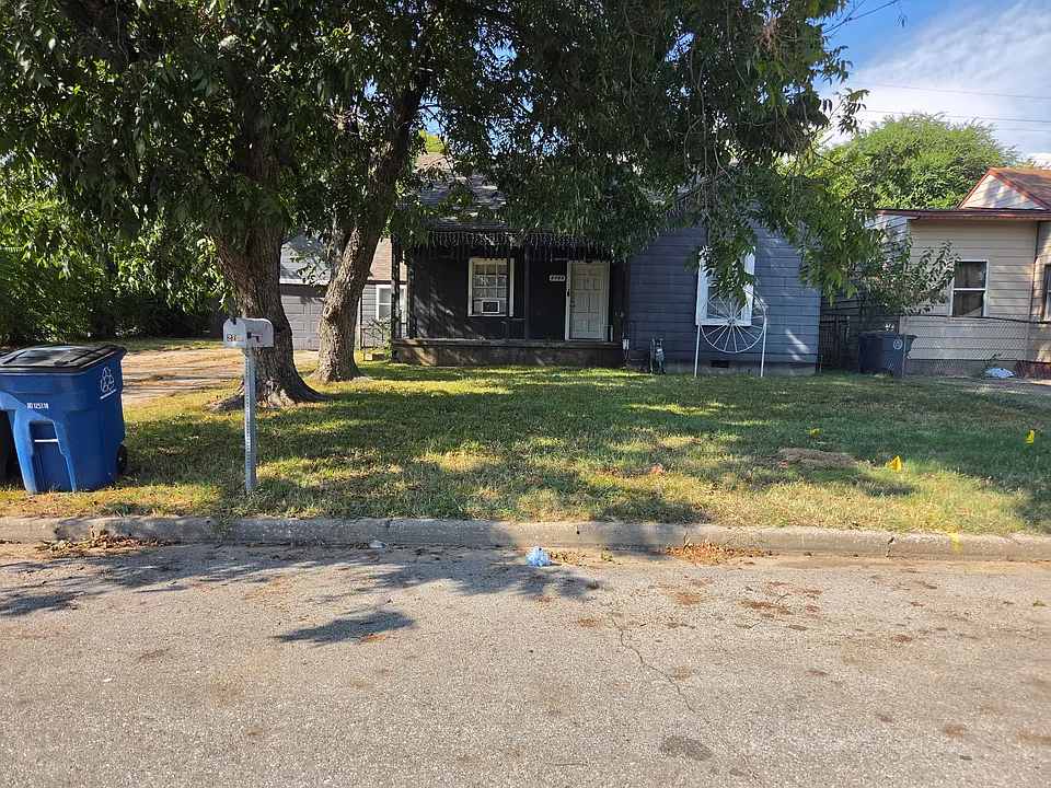 2705 E Oklahoma Pl