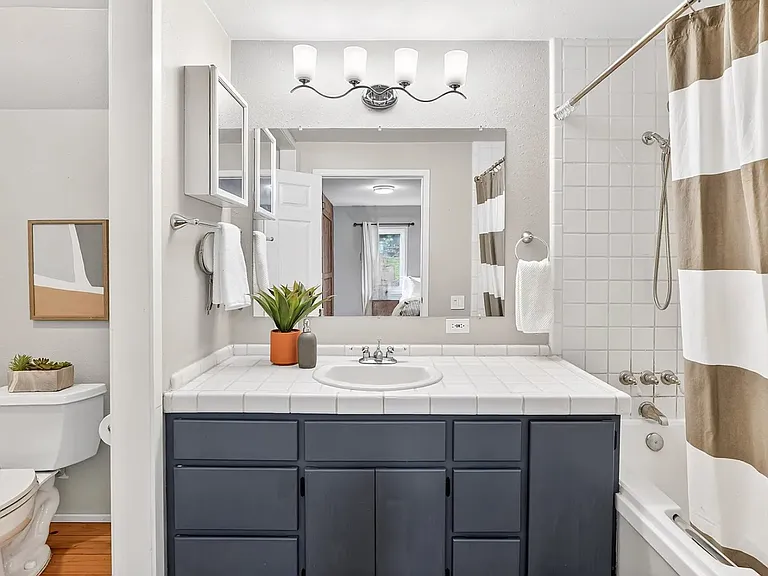 248 NW Ash St — Photo 4