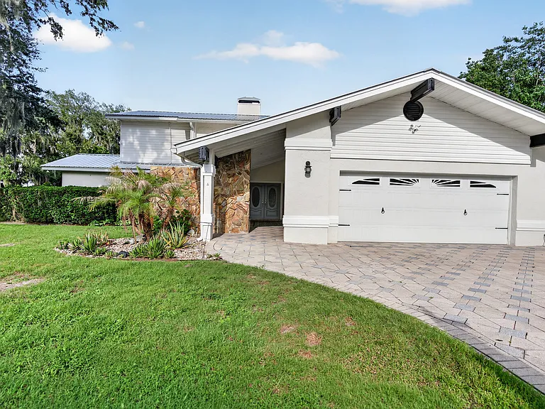 414 Somerset Dr — Photo 1