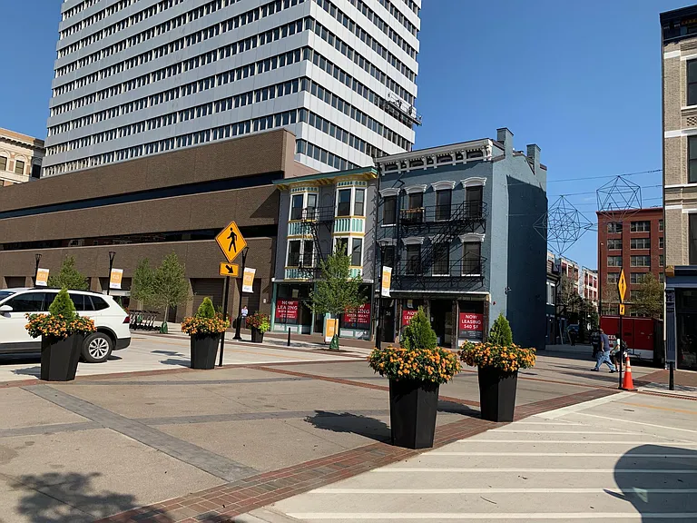 Excellent location on the second floor in the heart of the Court Plaza
