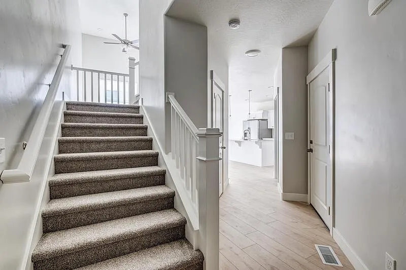 4 bed, 3.5 bath, 2250 sqft, $490 — Photo 2