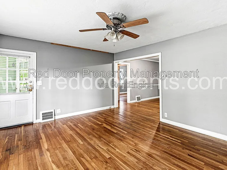 129 E 49th St — Photo 8