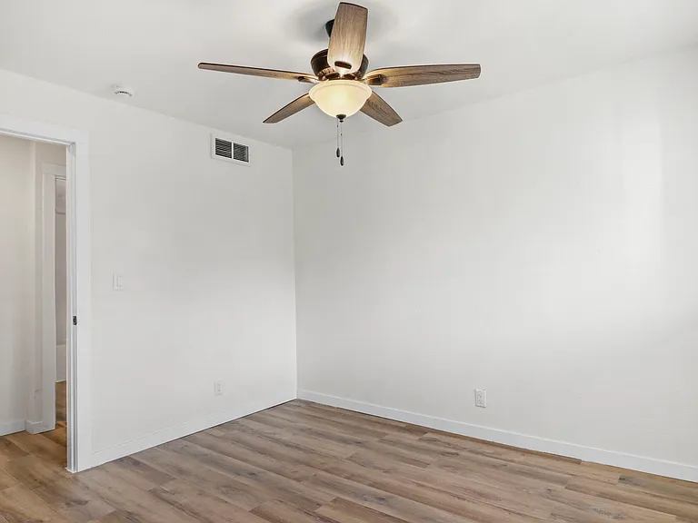 512 S Main St — Photo 13