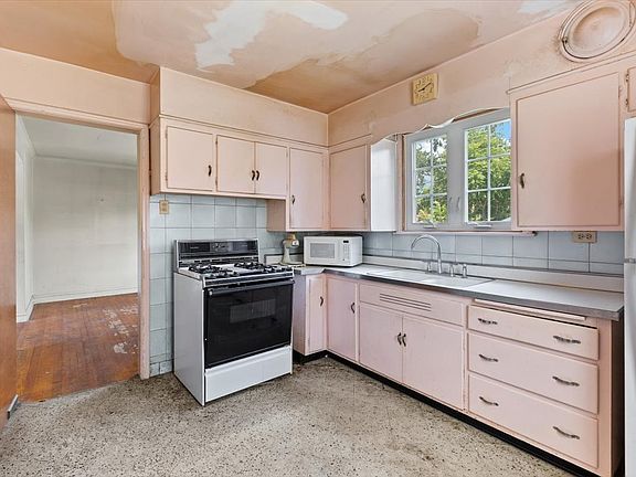 4th image of 8423 S Wolcott Ave