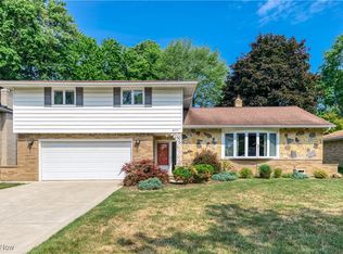 977 Meadview Dr, Seven Hills, OH 44131