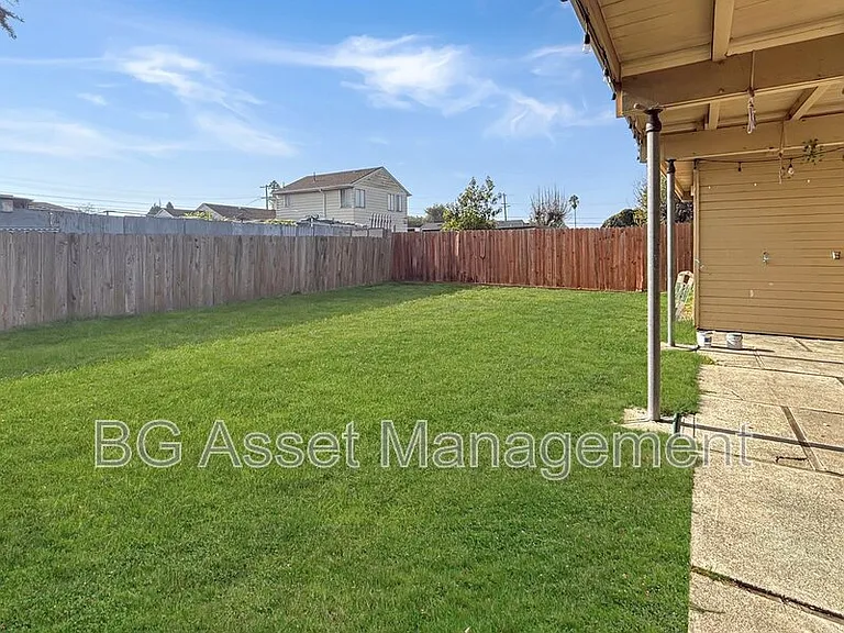 1526 Visalia Ave — Photo 10