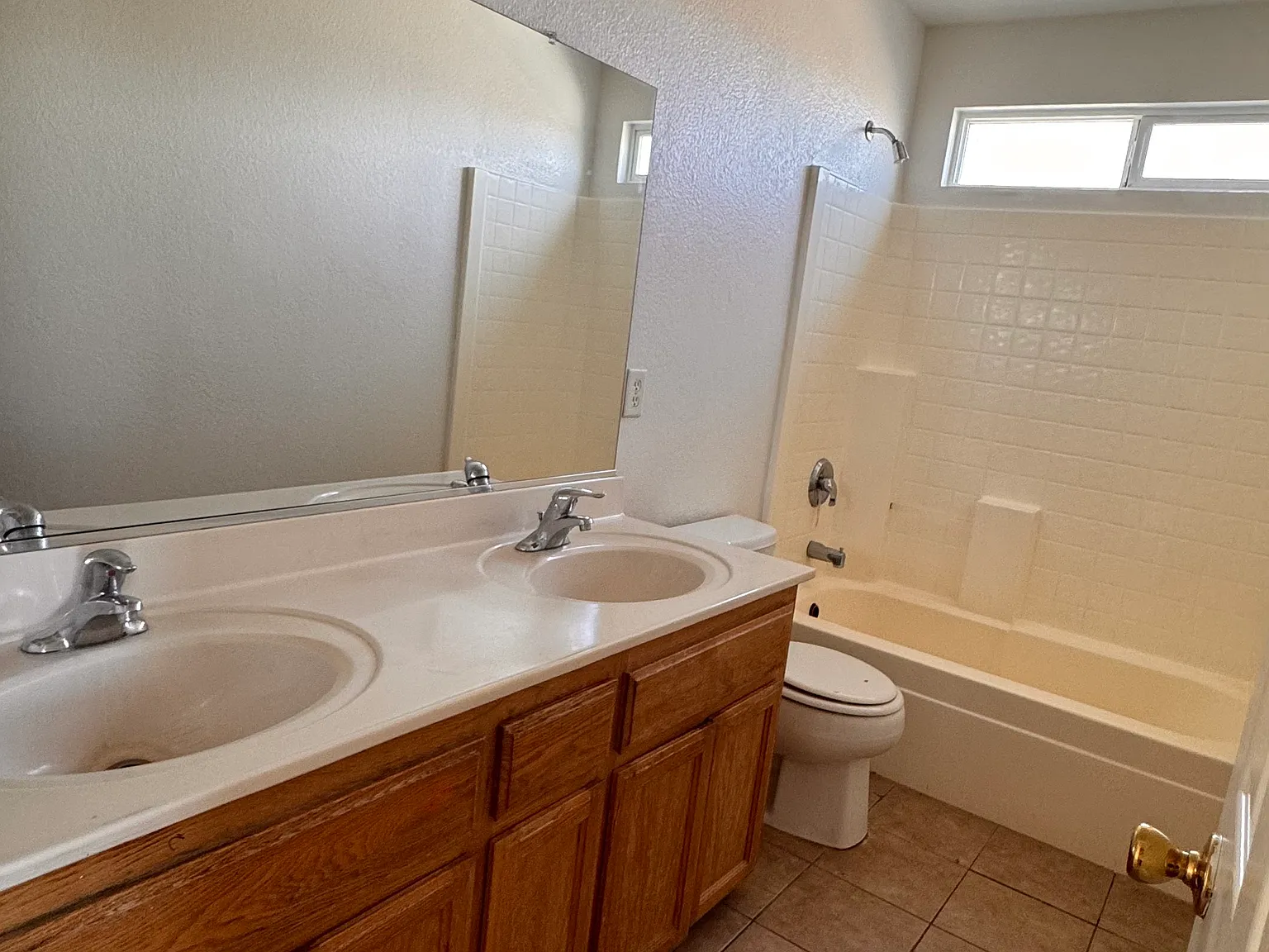5 bed, 3.5 bath, 2905 sqft, $3,050 — Photo 2