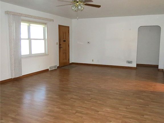 3rd image of 900 Center St