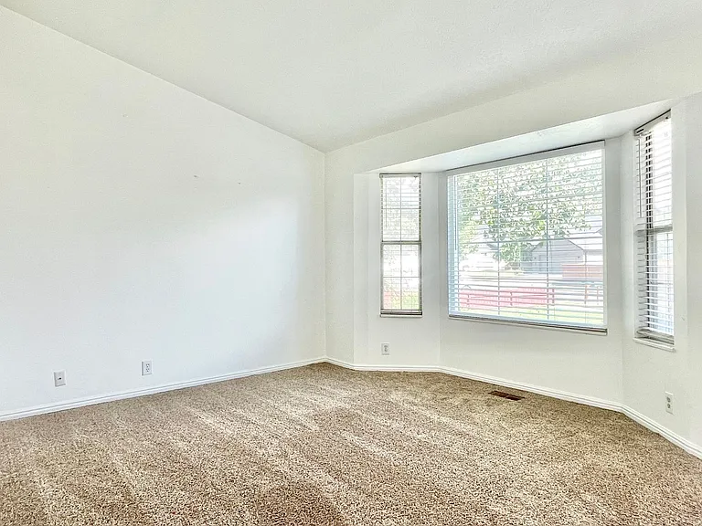 617 E Orangewood Ln — Photo 3