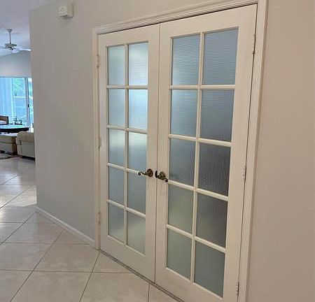 4th image of 210 Canterbury Dr W
