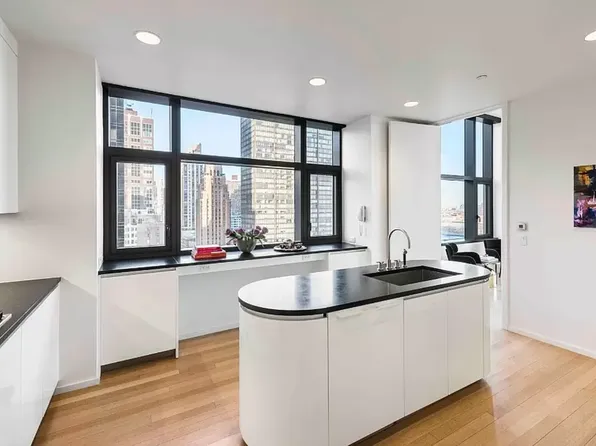 50 United Nations Plaza image 9 of 26