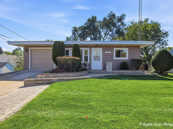 1746 Walnut Dr, Woodstock, IL 60098