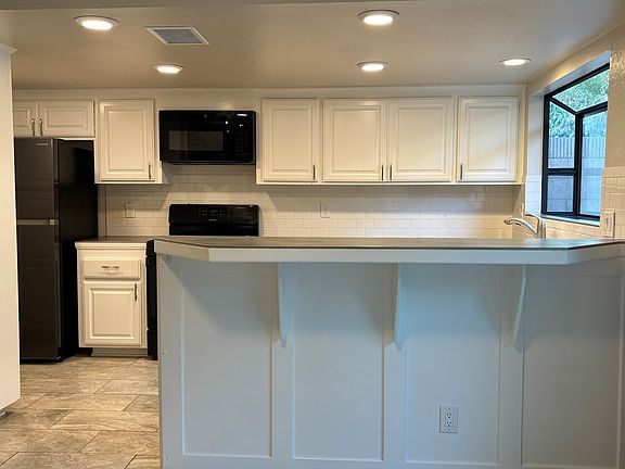 Nice bar for extra seating/serving space
