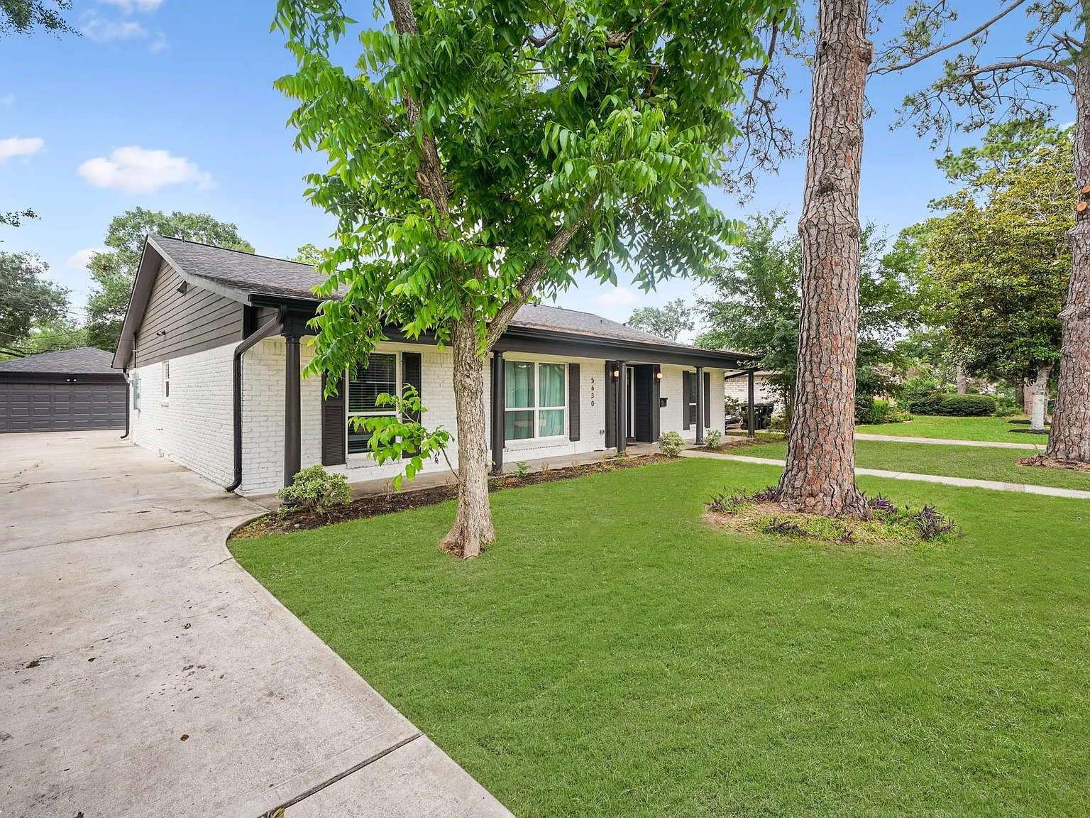 3 bed, 2.0 bath, 2319 sqft, $4,200 — Photo 3