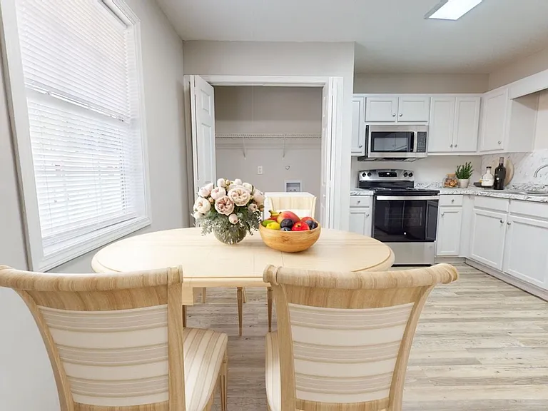 Sun Valley Apartments — Photo 7