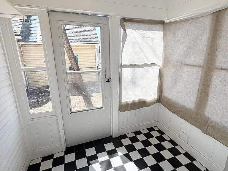 928 N Corona St — Photo 33
