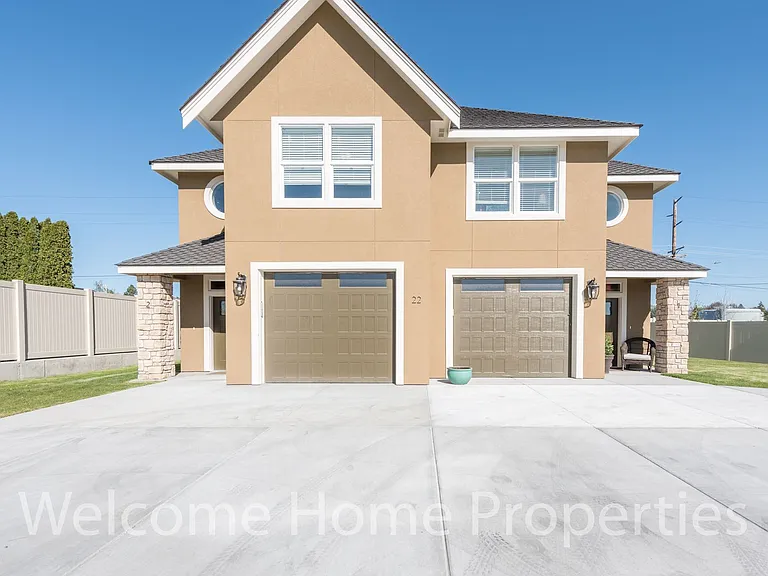 22 NE Hadley Way — Photo 3
