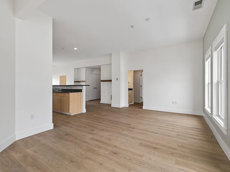116 E 3rd St — Photo 33