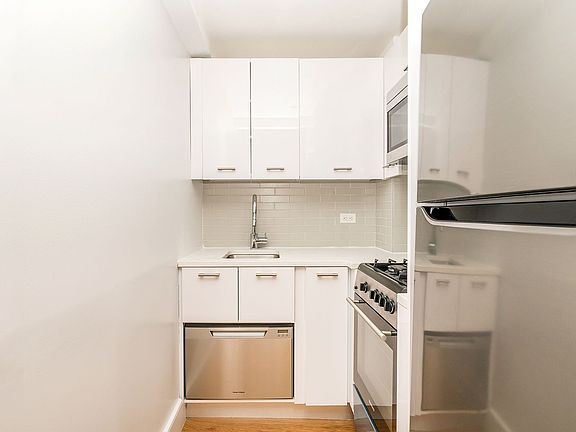 3rd image of 230 E 44th St APT 5B