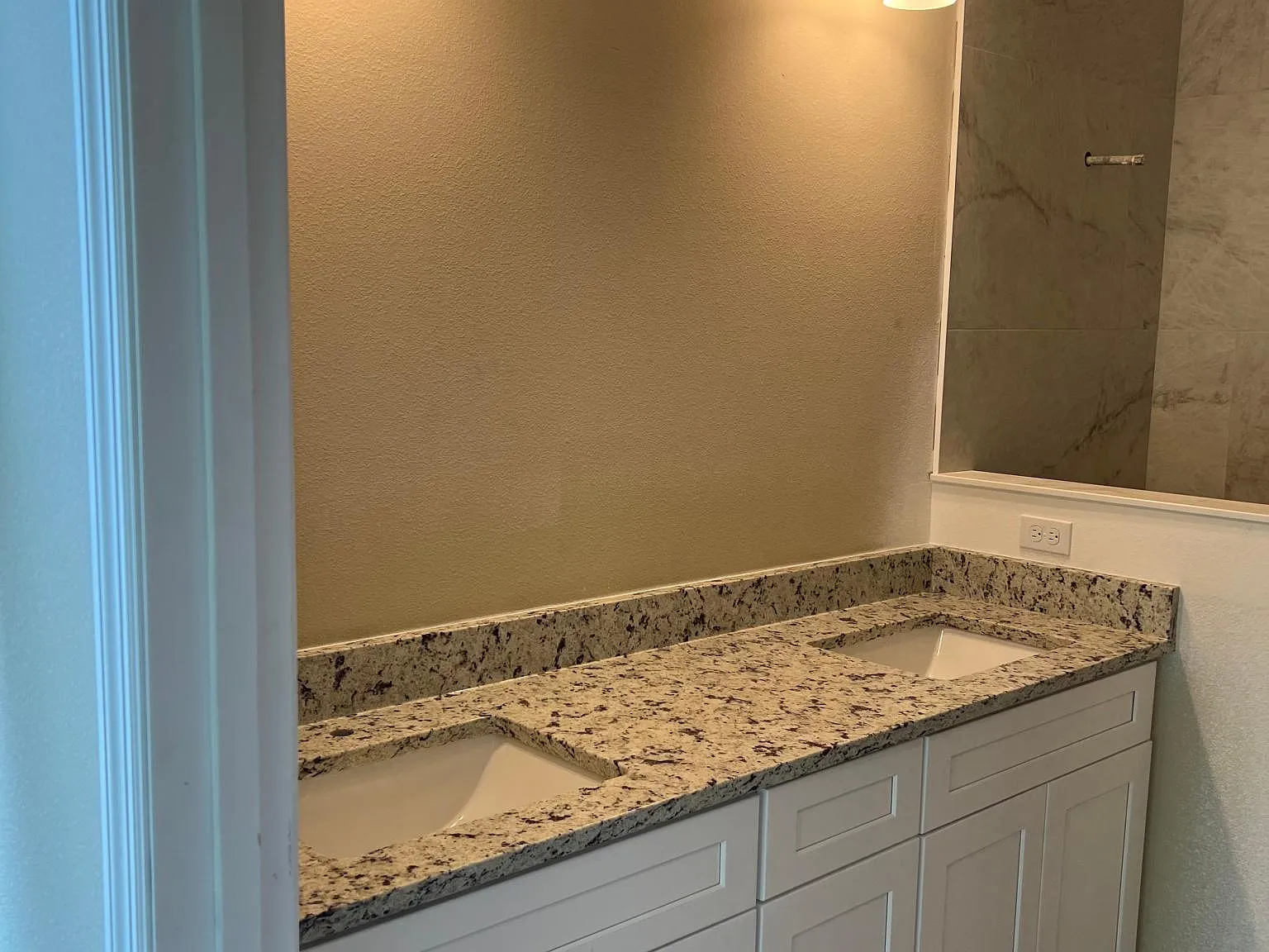 3 bed, 2.5 bath, 1719 sqft, $2,300 — Photo 4