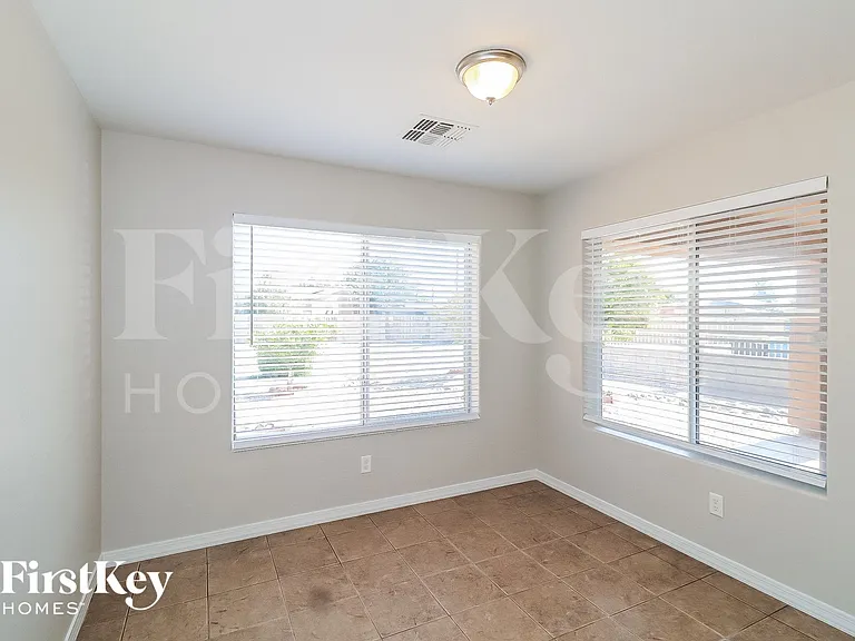 2854 E Phelps Rd — Photo 11