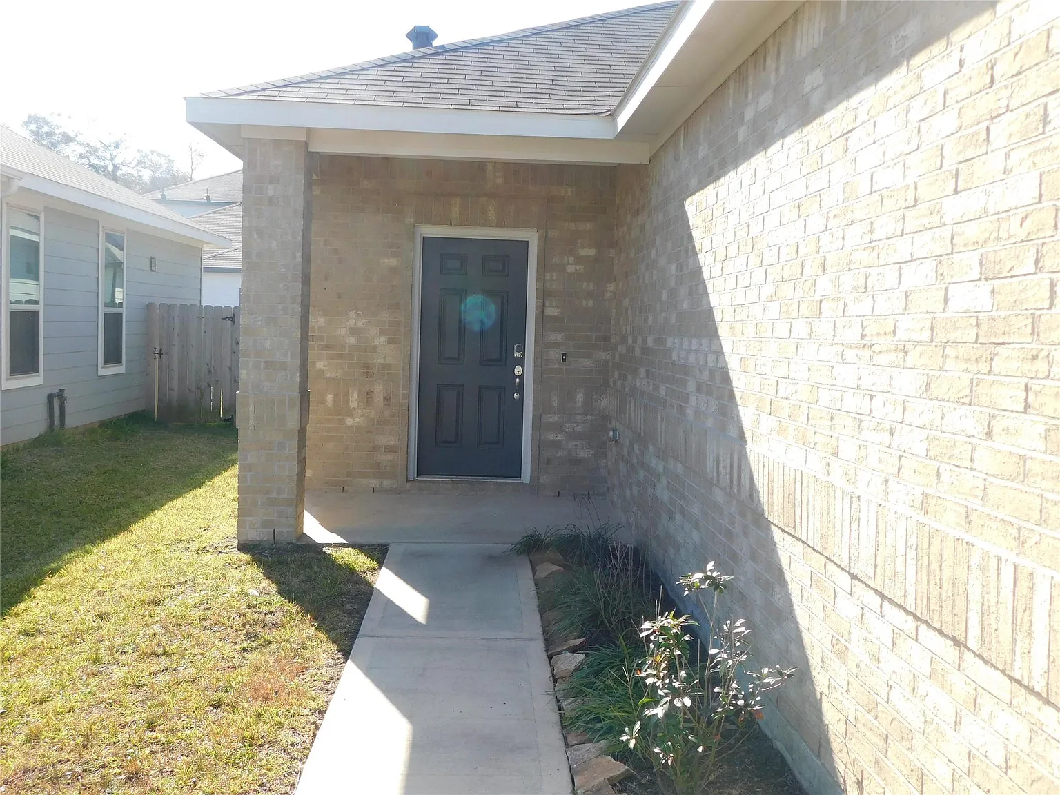 3 bed, 2.0 bath, 1402 sqft, $1,670 — Photo 2