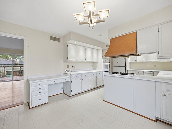 30th image of 2044 Manor Dr