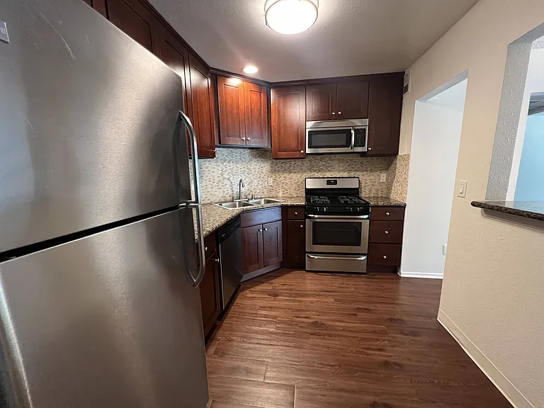Versailles on the Lake Apartments — Photo 105