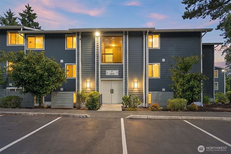 2nd image of 4641 W Lake Sammamish Parkway SE #F305