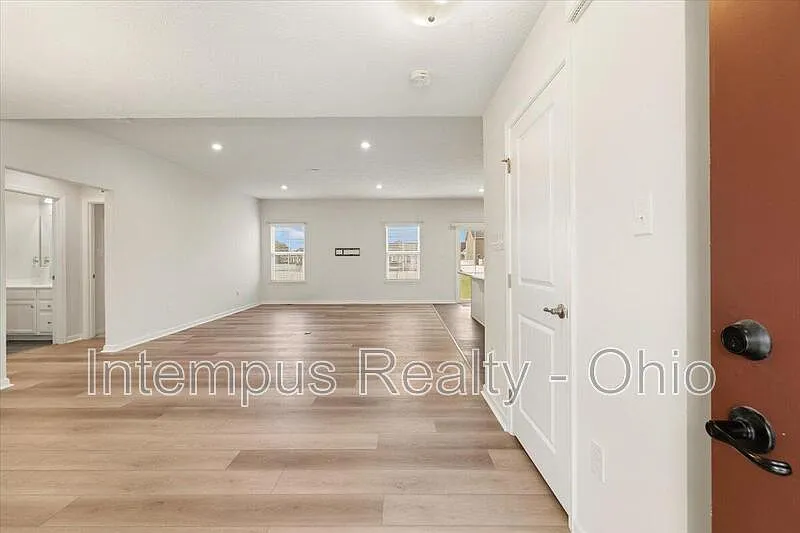 4 bed, 3.0 bath, 2696 sqft, $2,850 — Photo 3