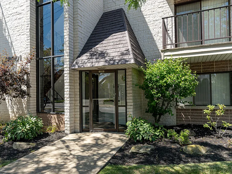 18001 Lakeshore Blvd #101 — Photo 2