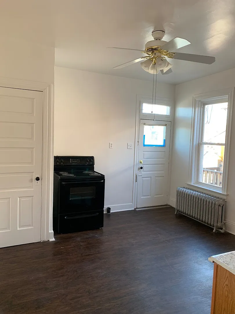 Spacious 3 bedroom in the East End of York City with Parking — Photo 4