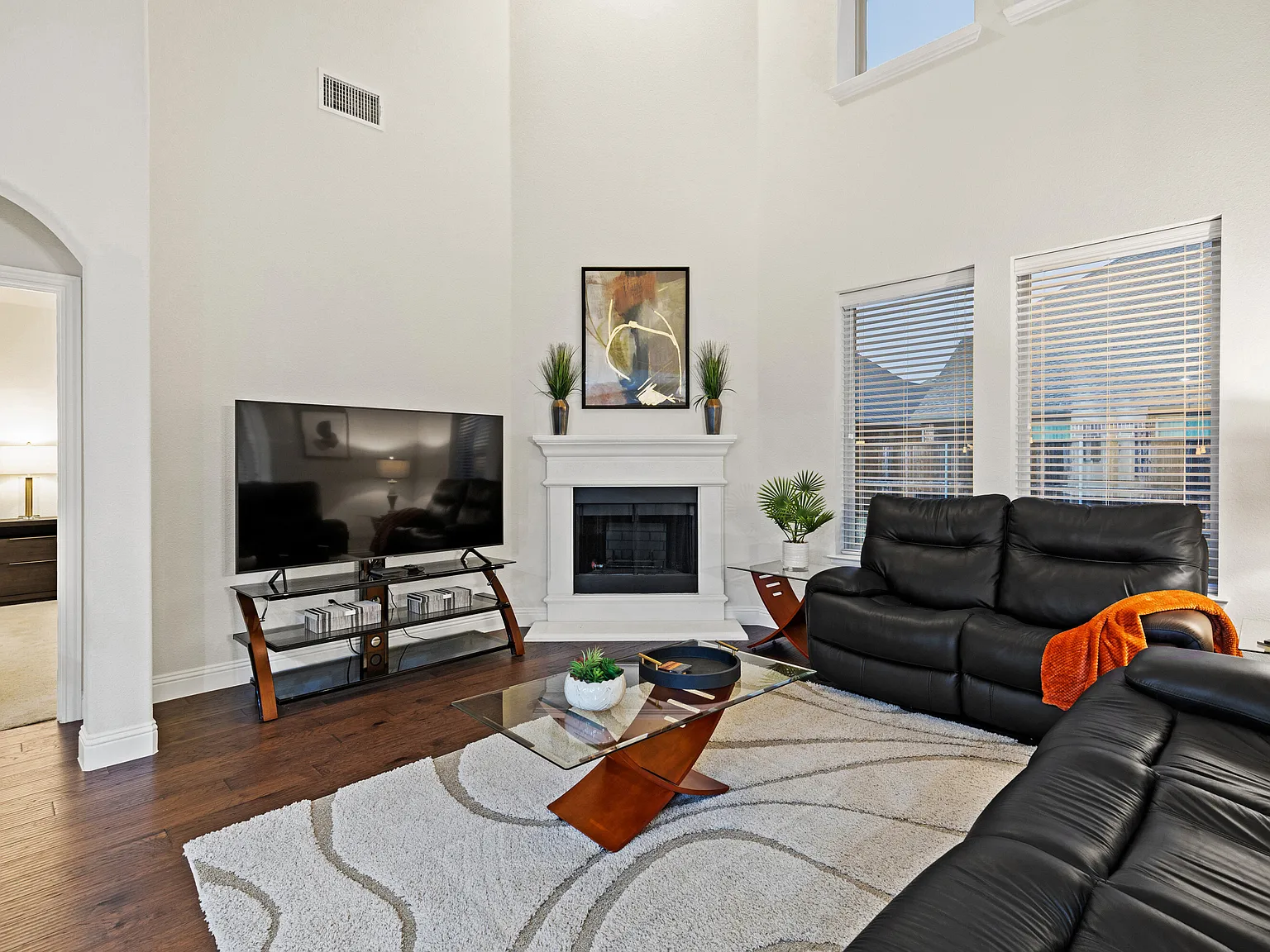 3 bed, 2.5 bath, 2669 sqft, $9,752 — Photo 2