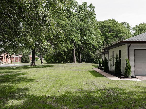 4th image of 5240 N Crestwood Drive