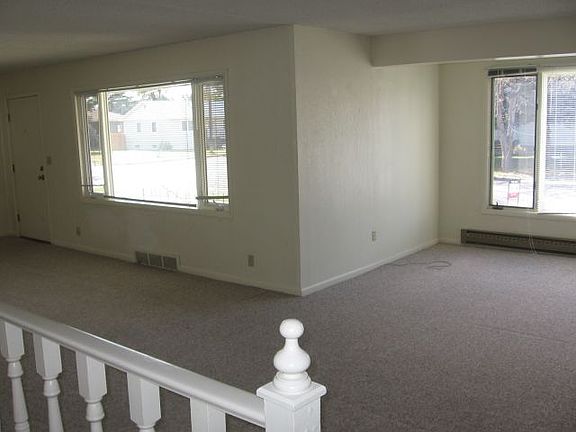 3rd image of 805 22nd St W