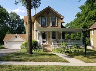 740 W Main St, Watertown, WI 53094