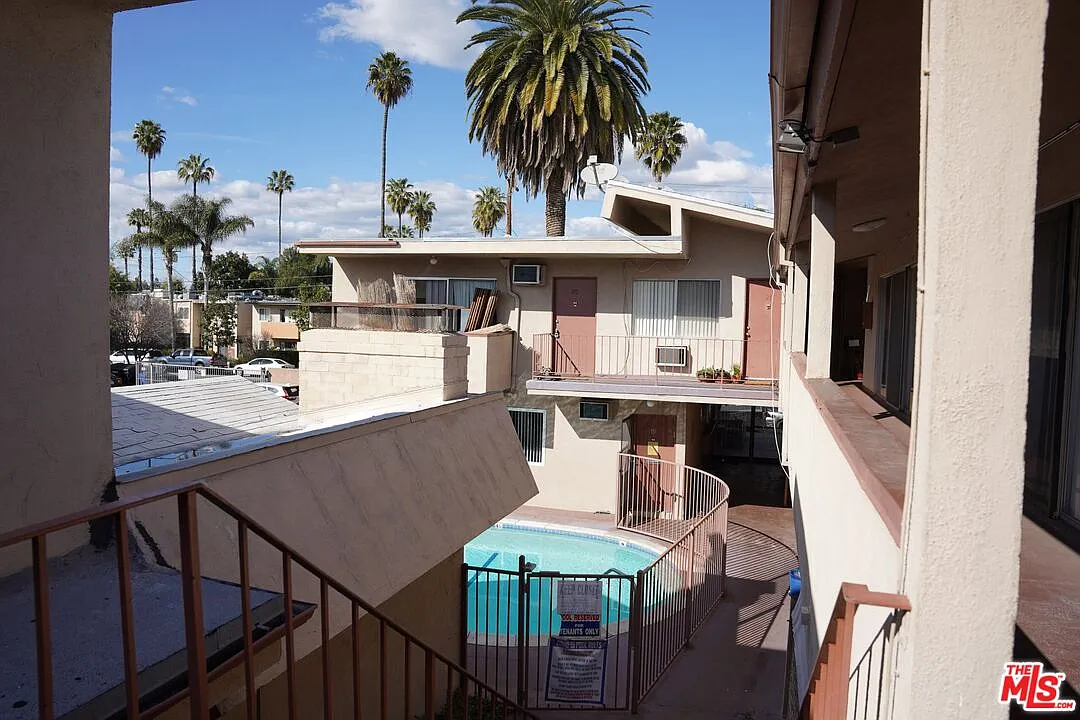 2 bed, 2.0 bath, 1200 sqft, $2,500 — Photo 2